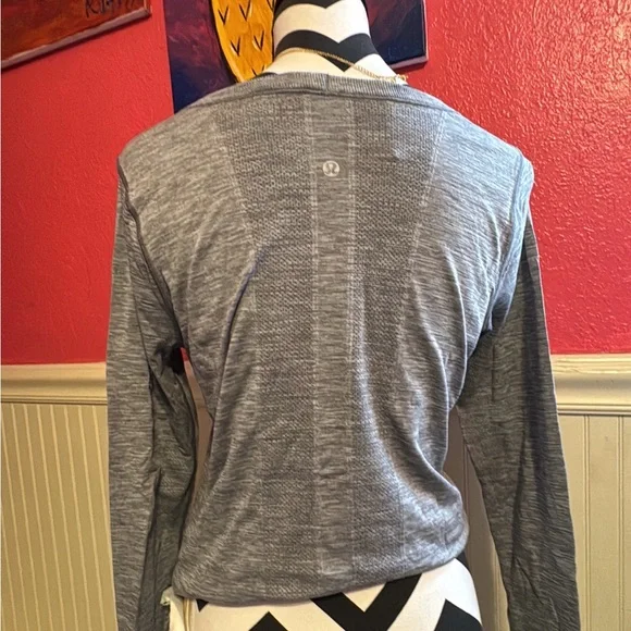 Lululemon swiftly tech long sleeve grey size 4 - Picture 5 of 5